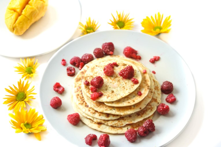 healthy and easy 4 ingredient pancakes by honestly fitness